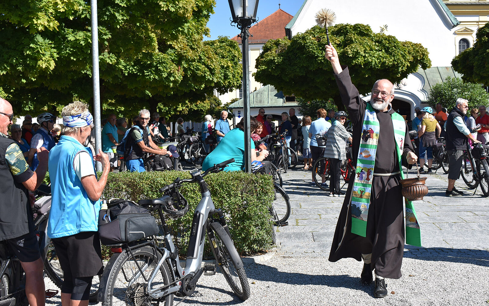Foto: Roswitha Dorfner Kapuzinerpater Bruder Marinus Parzinger segnet die Radler.